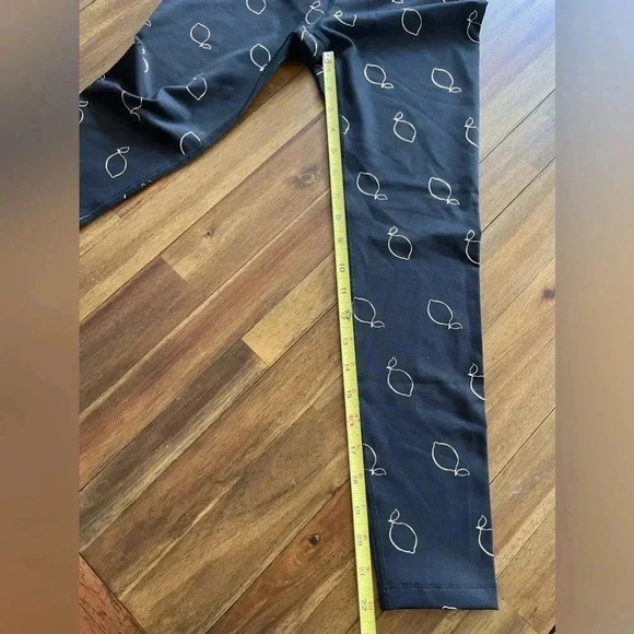 Beyond Yoga gold lemon and black leggings - Picture 11 of 13
